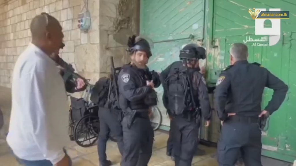Zionist cops closing one of Al-Aqsa Mosque gates after the stab attack